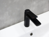 1075ВL Смеситель Тюльпан LED с гайкой, черный